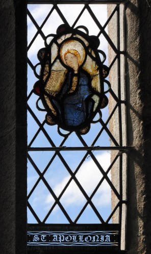 알렉산드리아의 성녀 아폴로니아_photo by Smalljim_in the Kingskerswell church of Devon_England.jpg